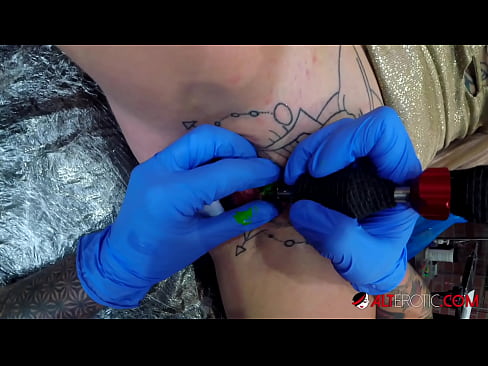 ❤️ Extreem getatoeëerde hottie Sully Savage kreeg een tatoeage op haar clitoris ️ Porno at us nl.my-hentai-gallery.ru